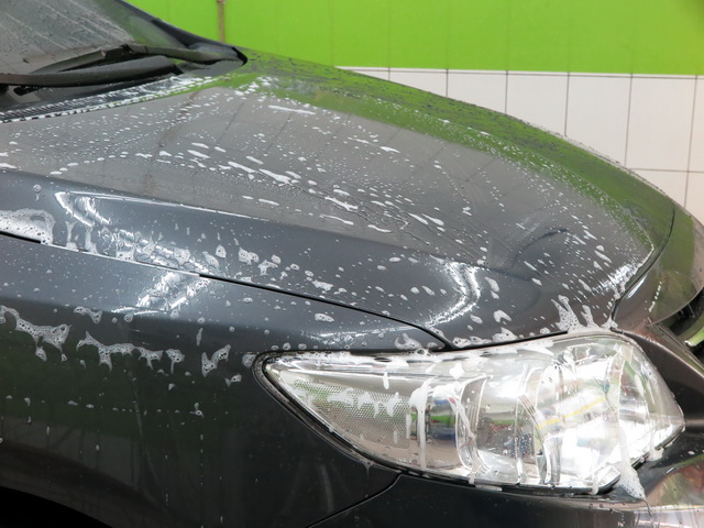 英國中性洗車精-刷洗車身後的泡沫