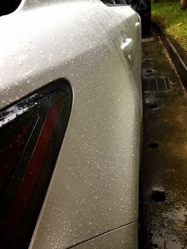 LEXUS LFA白-雨天在墾丁右車側的雨珠