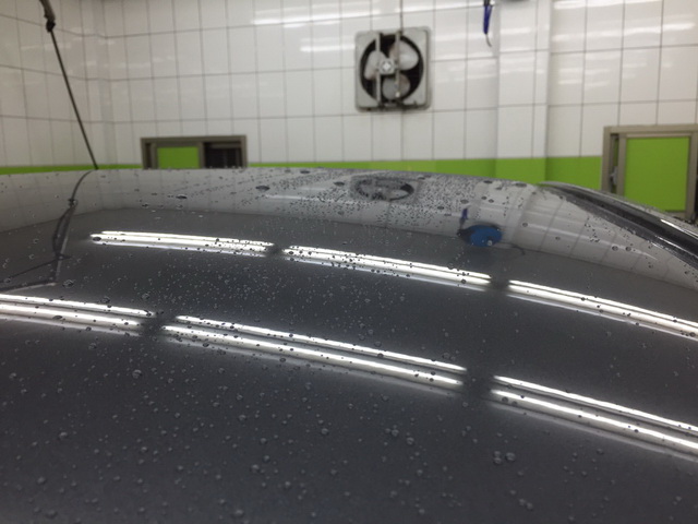 汽車鍍膜後雨天的雨珠-車頂