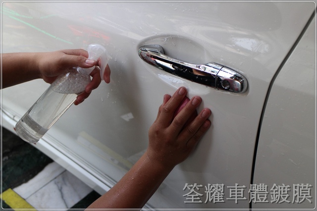 使用洗車精搭配磁土清潔車身