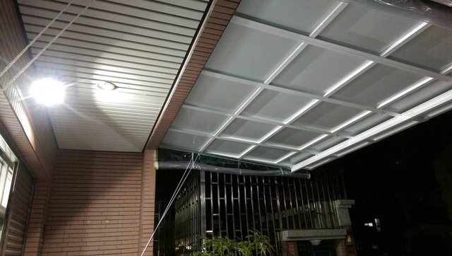 台南筌耀車體鍍膜外面遮雨棚