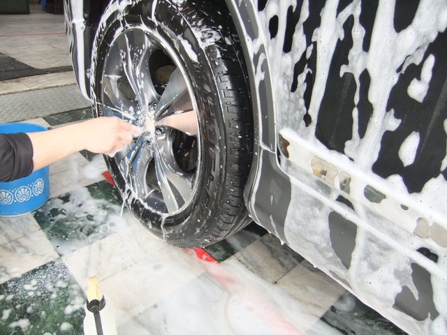 黑色SUPER CR-V洗車作業