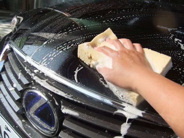 用超細洗車海綿刷洗車體