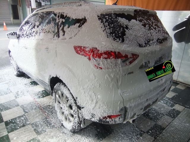 車體鍍膜前的泡沫洗車