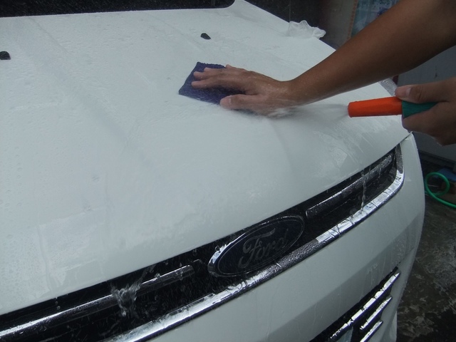 車體鍍膜前使用美容布去除車身粗糙面