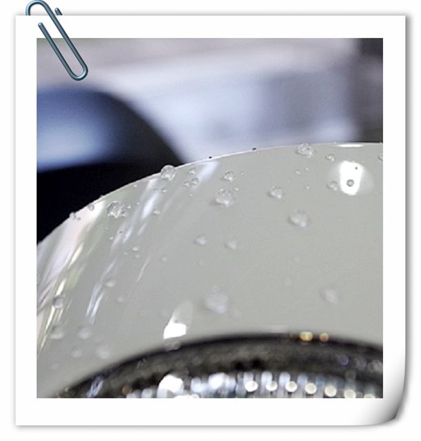 白色Vespa洗車潑水效果4